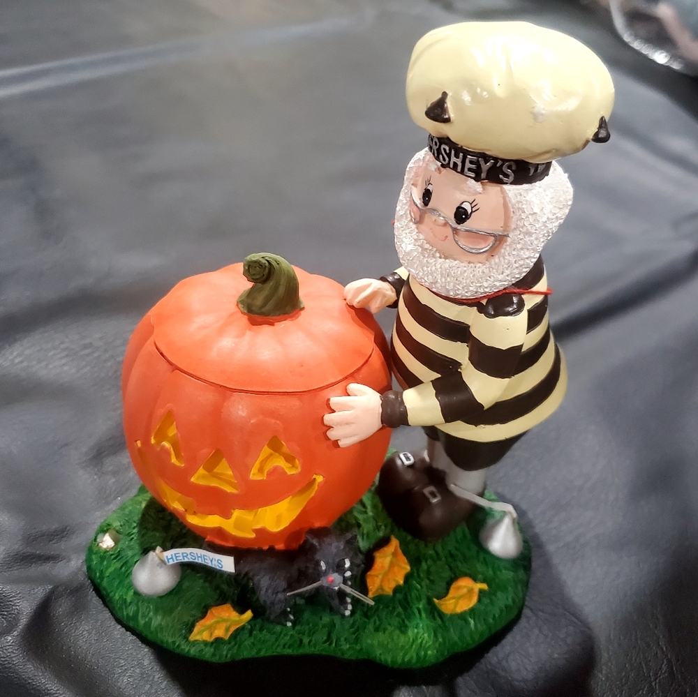 Hershey's Halloween Figurine with Pumpkin